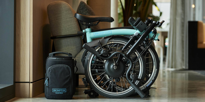 Gefaltet reist das Brompton Faltrad kostenlos im ICE Mobil unterwegs mit den Bikes von Brompton
