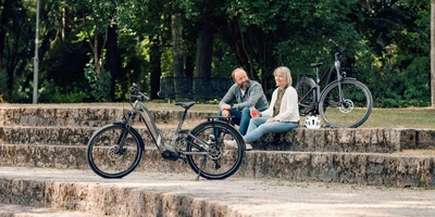 Mann und Frau sitzen neben Conway Bikes