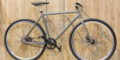 Ein Fahrrad im Gebäude.