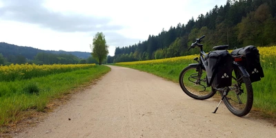 Ein Reiserad steht auf einem Radweg.