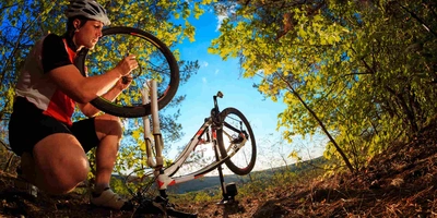 Mann repariert Fahrrad im Wald