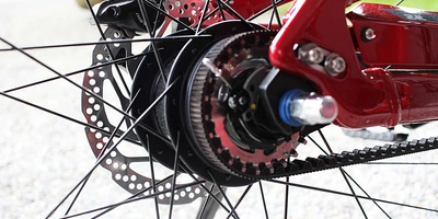 Ein Riemenantrieb eines Fahrrads.