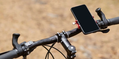 Schwarzer Fahrradlenker mit Smartphone auf Halterung