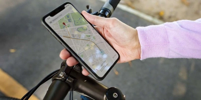 Ein Smartphone wird am Lenrad eines Fahrrads befestigt. 