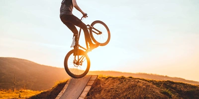 Person macht mit dem Dirt Bike Dirt Jumps