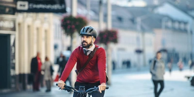 Mann fährt auf Fahrrad durch die Stadt