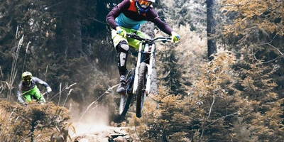 Enormer Nervenkitzel die gesamte Abfahrt Mann fährt durch einen Wald Downhill