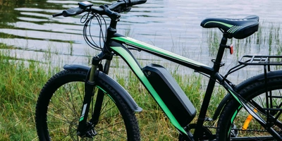Ein E-Bike steht vor einem See