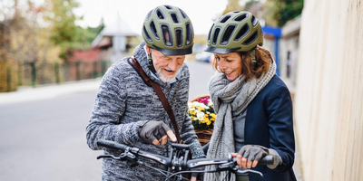 E-Bike Kommunikation - drahtlos verbunden Ein älteres Paar bedient ein E-Bike Display