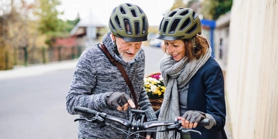 Ein älteres Paar bedient ein E-Bike Display