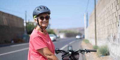 E-Bike für Damen - die wichtigsten Komponenten Eine Frau ist glücklich mit ihrem E-Bike