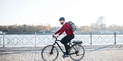 Eine Person fährt Fahrrad.