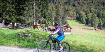 Person fährt auf einem Radweg E-Bike