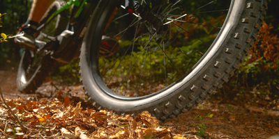 Canyon Neuron:ON 2022 – Laufgradgrößen und Federwege auf einen Blick Ein Mountainbike fährt durch den Wald