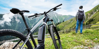 E-Bike in den Bergen, ein Mensch guckt in die Ferne