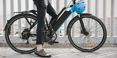 Flexibel, nachhaltig und Co.: 10 Gründe für ein E-Bike Person sitzt auf einem E-Bike