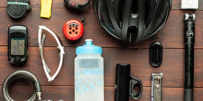 Verschiedene Fahrradzubehörteile auf einem Holzuntergrund angeordnet