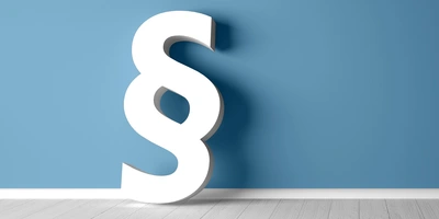 Weißes paragraphenzeichen vor blauem Hintergrund