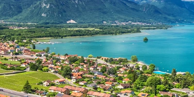 Panorama der Stadt Montrex mit den schweizer Alpen und dem Genfersee im Hintergrund.