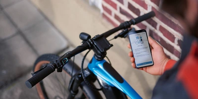Person bedient die E-Bike App eBike Flow 