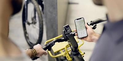 Passende Routen mit der eBike Flow App finden Person bedient die eBike Flow App