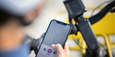 eBike Flow App – tägliche Fahrten "Daily" Person bedient eine E-Bike App