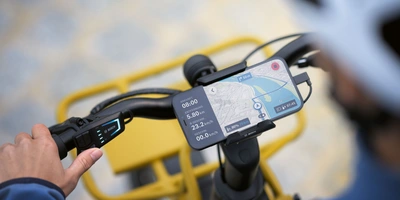 eBike Flow App – eine einfache Navigation Person fährt mithilfe der eBike Flow App eine Route