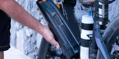 das wiegen der elektrische Antrieb und der Akku Mann tauscht Batterie seines E-Bikes