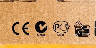 Abbildung eines-CE Stickers auf Pappe.