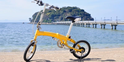 Faltrad Faltrad steht abgestellt vor einem See-Ufer