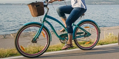 Cruiser Frau fährt auf einem Cruiser am Ufer