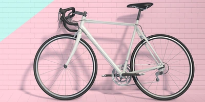 Rennrad Weißes Rennrad lehnt an einer Wand