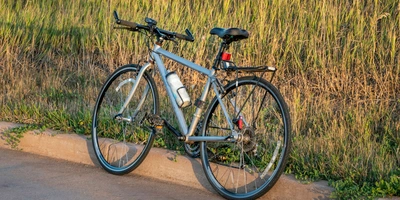 Trekkingrad Trekkingrad steht am Feldrand