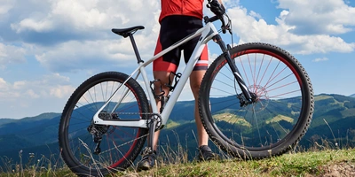 Crossbike Mann mit einem Crossbike steht auf einem Berg
