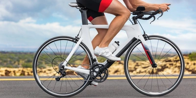 Triathlonrad Mann fährt in Sportklamotten auf einem Triathlonrad