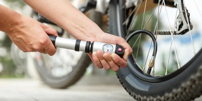 Fahrradreifen wird mit Luftpumpe aufgepumpt