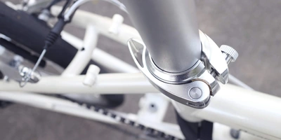 Fahrrad richtig einstellen - damit die Fahrt so angenehm wie möglich bleibt Detailaufnahme einer Sitzklemme vom Fahrrad