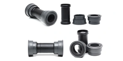 Diverse schwarze Rohrverbindungen in verschiedenen Größen und Formen.