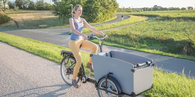Lastenrad Frau fährt Lastenrad