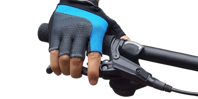 Hand betätigt rechten Bremshebel am Fahrradlenker.