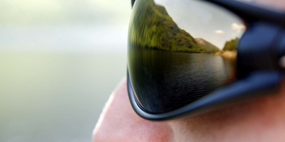 Eine Person trägt eine Fahrradbrille.