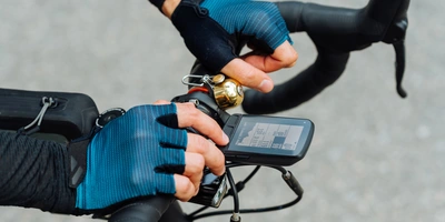 Hände an einem Rennradlenker mit einem Fahrradcomputer
