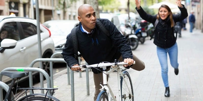 mit der Fahrradversicherung von linexo bist du auch bei Diebstahl optimal geschützt Mann klaut einer Frau das Fahrrad