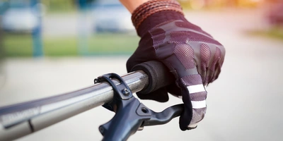 Behandschuhte Hand am Fahrradlenker