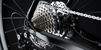 Kassette am Fahrrad wechseln – Anleitung & Tipps Detaillierte Nahaufnahme einer Fahrradkette und Ritzel in Schwarz und Silber.
