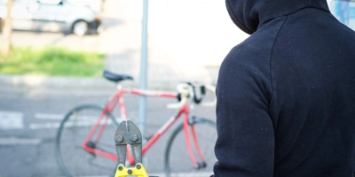 Fahrradklau Person möchte ein Fahrrad stehlen