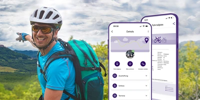 Lächelnder Radfahrer mit Handschuhen, Rucksack und Smartphone vor einer Berglandschaft.
