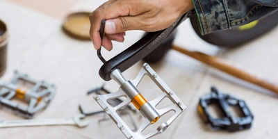 Fahrradpedal wechseln: So geht’s Flat Pedal wird an Mountainbike gewechselt