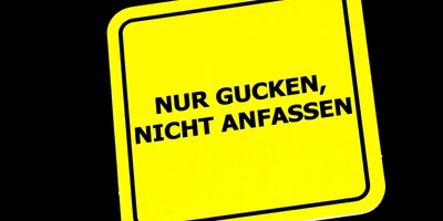 Ein Schild auf dem steht: "Nur gucken, nicht anfassen".