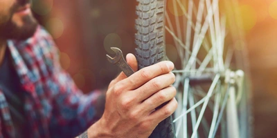 Ein Mann repariert sein Fahrrad.